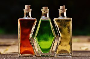 Drei bunte Flaschen für passgenaue Zusatzmodule in der Strategie-Entwicklung